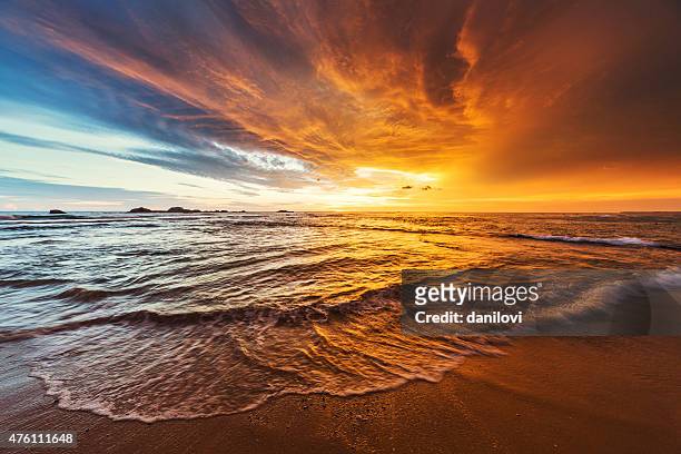 puesta de sol sobre el océano índico - vista marina fotografías e imágenes de stock