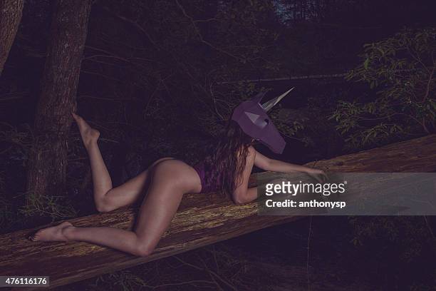 weibliche lila einhorn maske kostümspiel leg dich - einhorn wald stock-fotos und bilder