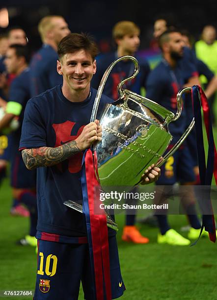 Lionel Messi of Barcelona celebrates with the trophy after the UEFA Champions League Final between Juventus and FC Barcelona at Olympiastadion on...