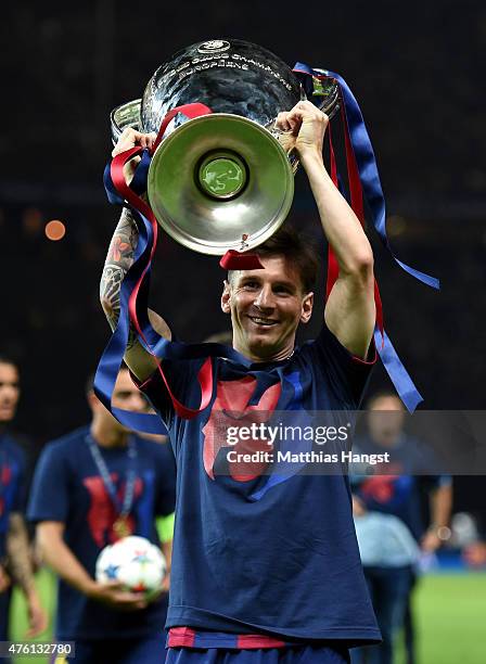 Lionel Messi of Barcelona celebrates with the trophy after the UEFA Champions League Final between Juventus and FC Barcelona at Olympiastadion on...