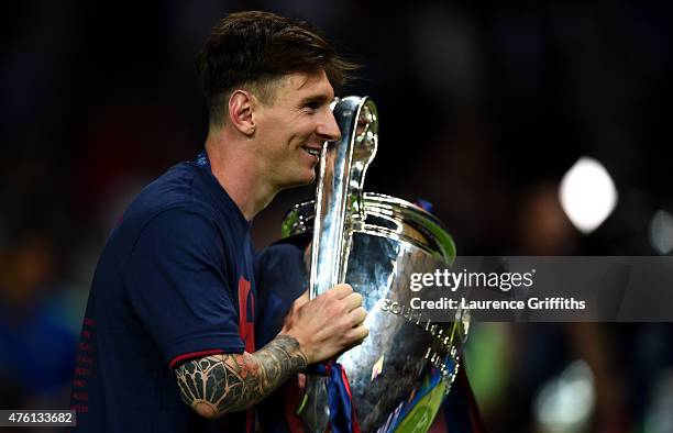 Lionel Messi of Barcelona celebrates with the trophy after the UEFA Champions League Final between Juventus and FC Barcelona at Olympiastadion on...