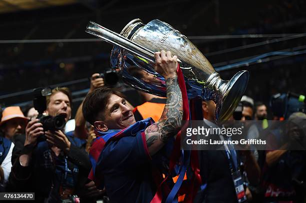 Lionel Messi of Barcelona celebrates with the trophy after the UEFA Champions League Final between Juventus and FC Barcelona at Olympiastadion on...