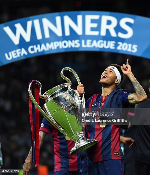 Neymar of Barcelona celebrates with the trophy after the UEFA Champions League Final between Juventus and FC Barcelona at Olympiastadion on June 6,...