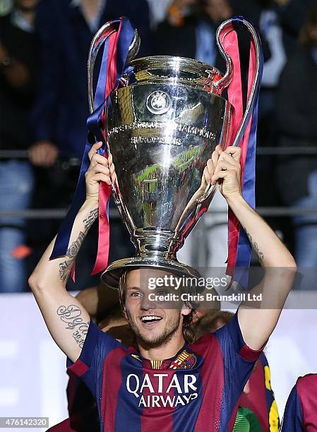 Ivan Rakitic of FC Barcelona lifts the trophy following the UEFA Champions League Final match between Juventus and FC Barcelona at the Olympiastadion...