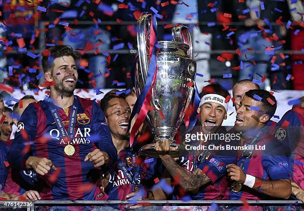 Neymar of FC Barcelona lifts the trophy following the UEFA Champions League Final match between Juventus and FC Barcelona at the Olympiastadion on...