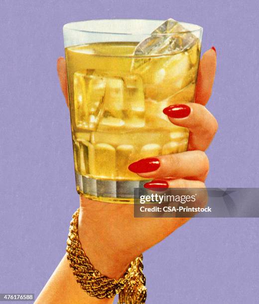 woman's hand holding drink - 雞尾酒 含酒精飲品 幅插畫檔、美工圖案、卡通及圖標