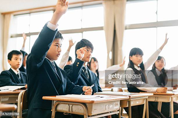 日本の中学生学生の手を上げる - 中学校 ストックフォトと画像