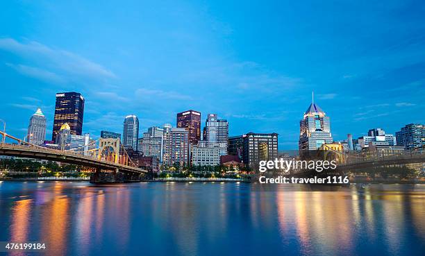 pittsburgh, pennsylvania, bei nacht - pittsburgh stock-fotos und bilder
