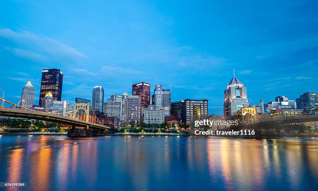 Vista nocturna de la ciudad de Pittsburgh, Pensilvania