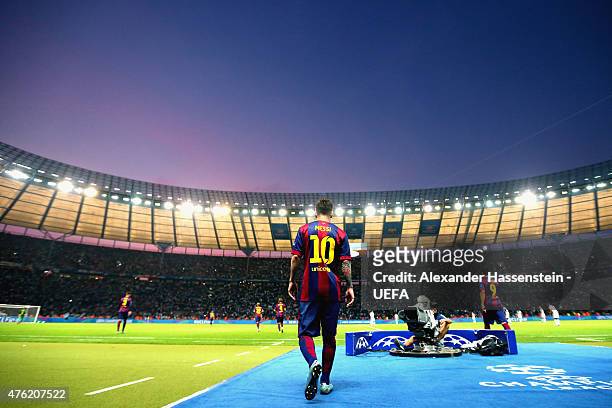Lionel Messi of Barcelona enters the field for the UEFA Champions League Finale between Juventus Turin and FC Barcelona at Olympiastadion on June 6,...