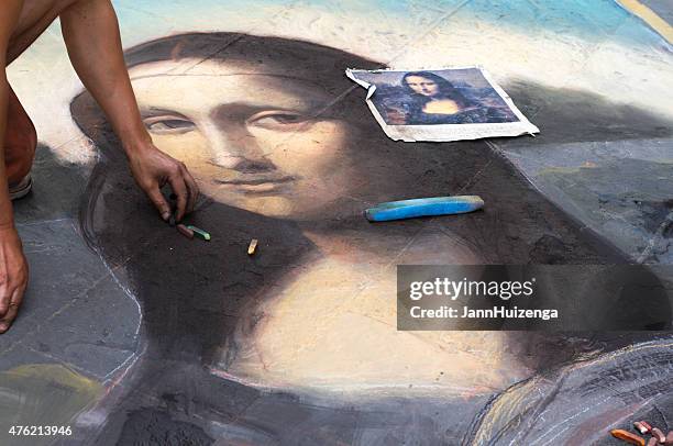 künstler beenden gehweg kreide-zeichnung der mona lisa, florenz, italien - monalisa stock-fotos und bilder