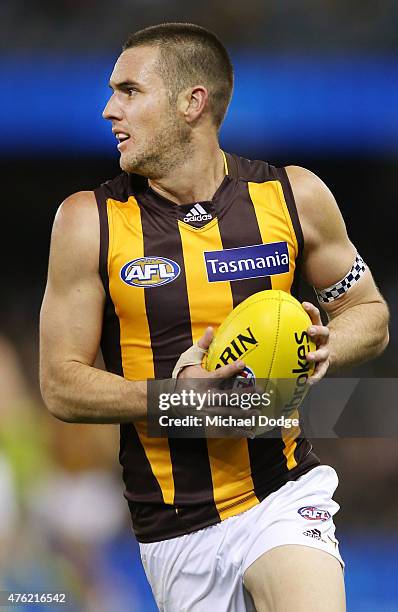 Matt Suckling of the Hawks looks upfield during the round 10 AFL match between the St Kilda Saints and the Hawthorn Hawks at Etihad Stadium on June...