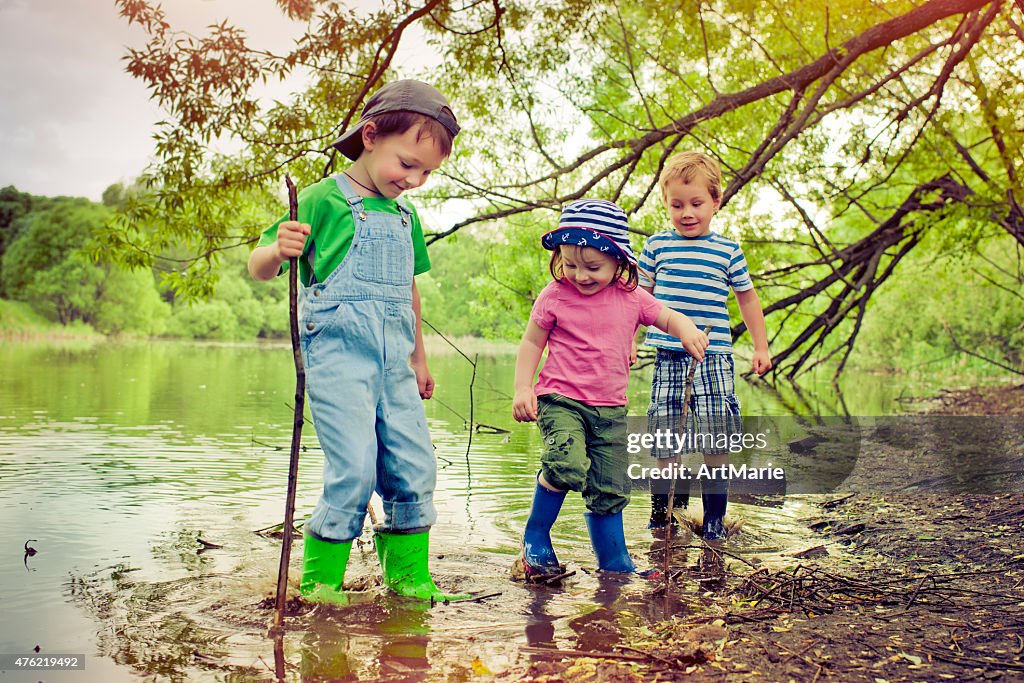 Kinder in der Nähe See