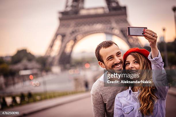 selfie vor dem eiffelturm - couple paris stock-fotos und bilder