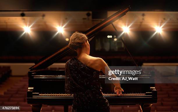 pour une performance parfaite - pianiste photos et images de collection