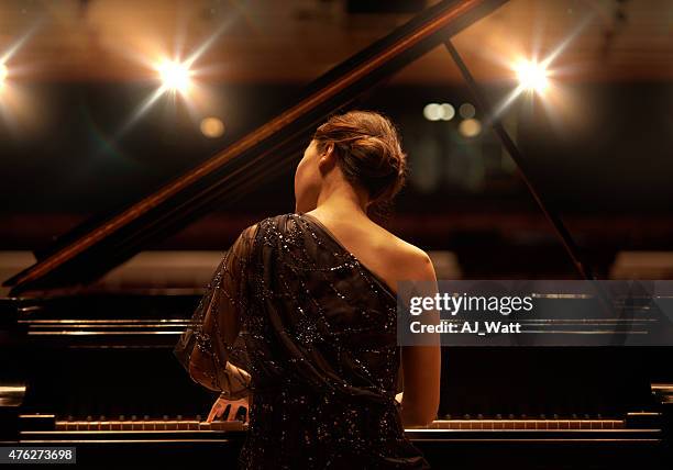 performing for the audience - pianist stockfoto's en -beelden