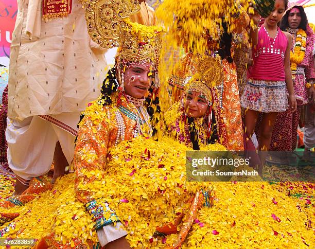 phoolon ki holi: holi mit blumen - radha stock-fotos und bilder