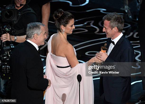 Screenwriter/director Spike Jonze accepts the Best Screenplay Written Directly for the Screen award for 'Her' from actors Robert De Niro and Penelope...