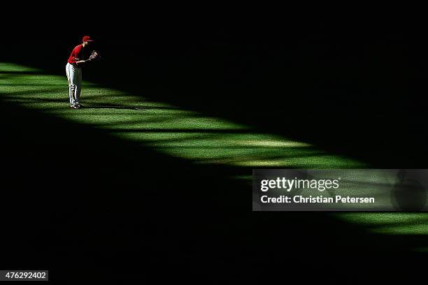 Outfielder David Peralta of the Arizona Diamondbacks stands ready during the eighth inning of the MLB game against the New York Mets at Chase Field...