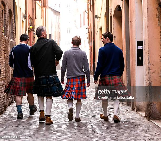 cuatro scotsmen - falda escocesa fotografías e imágenes de stock