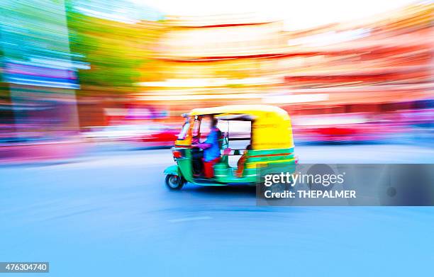 インドのタクシーのトゥクトゥク - 三輪タクシ��ー ストックフォトと画像