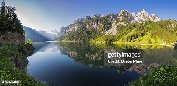 gosausee with glacier dachstein in back - nature reserve austria - oostenrijk stockfoto's en -beelden