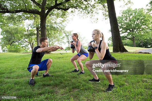 gruppe von menschen, die ausübung im park - outside fitness class stock-fotos und bilder