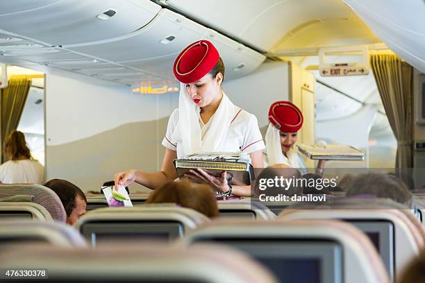 emirates de la tripulación de cabina en segunda clase - emirates cabin crew fotografías e imágenes de stock