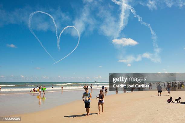 heart shape contrail in the sky at daytona beach - skywriting stock pictures, royalty-free photos & images