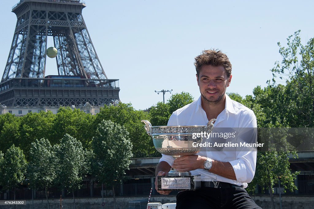 Stanislas Wawrinka Poses With The Coupe Des Mousqueraires At Pont De Bir Hakeim In Paris