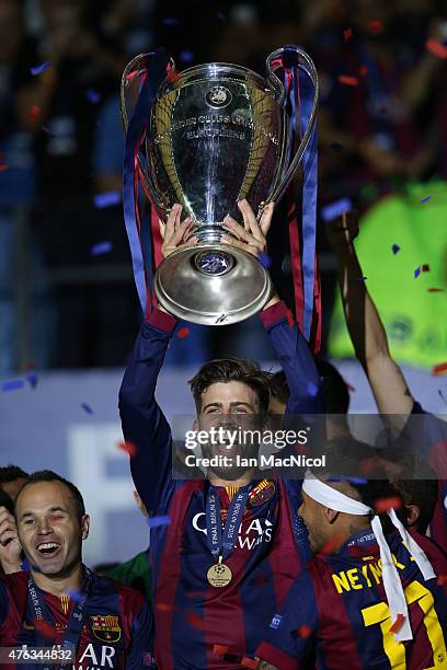 Gerard Pique of Barcelona lifts the trophy during the UEFA Champions League Final between Barcelona and Juventus at Olympiastadion on June 6, 2015 in...