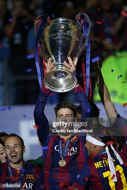 Gerard Pique of Barcelona lifts the trophy during the UEFA Champions League Final between Barcelona and Juventus at Olympiastadion on June 6, 2015 in...