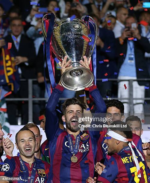 Gerard Pique of FC Barcelona lifts the trophy following the UEFA Champions League Final match between Juventus and FC Barcelona at the Olympiastadion...