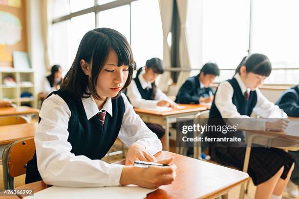 日本の高校生検査の実行 - 中学校 ストックフォトと画像