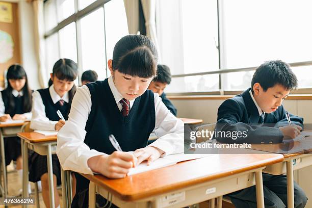 日本の高校生検査の実行 - 中学校 ストックフォトと画像