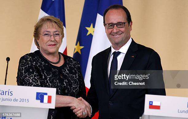 French President Francois Hollande shakes hands with President of Chile Michelle Bachelet after their press conference at the Elysee Palace on June...