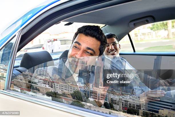 addio arab di dubai, due uomini d'affari in taxi - dubai taxi foto e immagini stock
