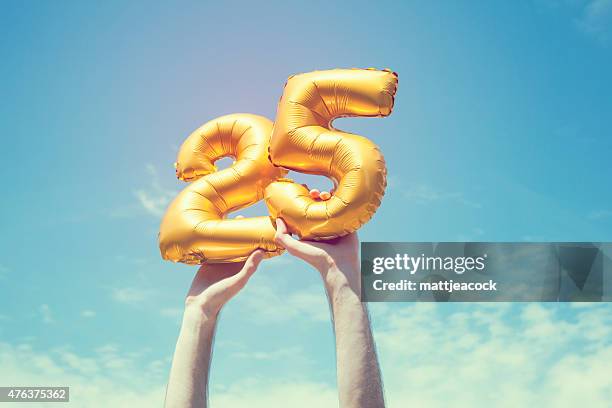 gold number 25 balloon - jubileum stockfoto's en -beelden