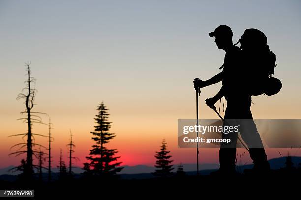 rucksacktourist sonnenuntergang - wanderweg-pacific-crest-trail stock-fotos und bilder