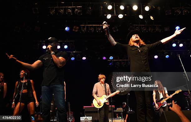 Darius Rucker, Bill Satcher, Michael Hobby, Graham Deloach and Zach Brown of A Thousand Horses perform at the 6th Annual "Darius And Friends" Concert...