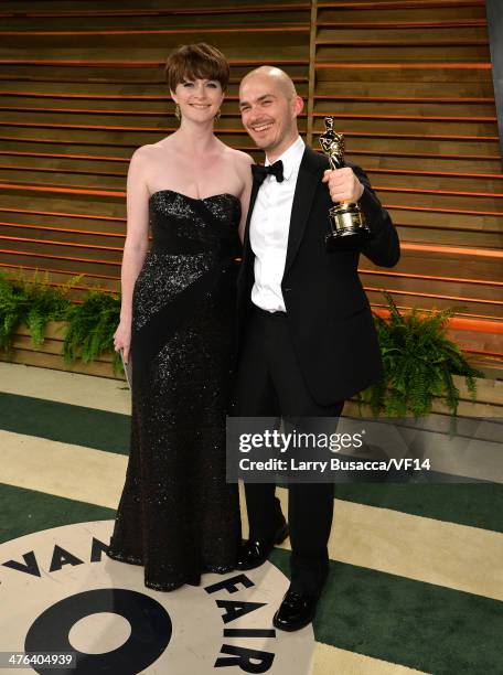 Visual effects artist Chris Lawrence and girlfriend Lorna Paterson pose with his Oscar as he attends the 2014 Vanity Fair Oscar Party Hosted By...
