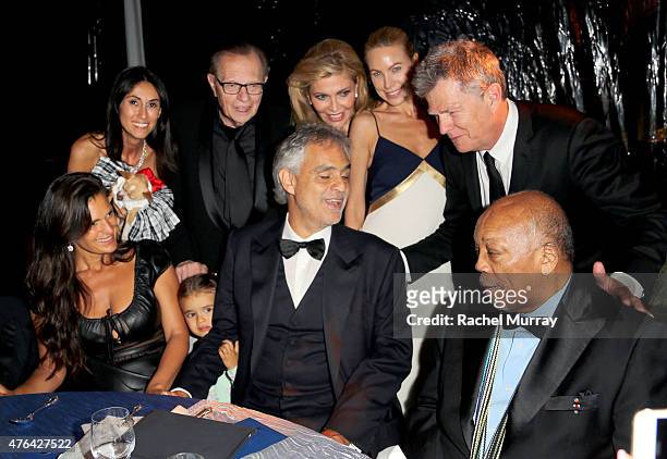 Berna Ozlem, Veronica Berti, Lary King, Shawn King, Andrea Bocelli, Cassandra Mann, David Foster, and Quincy Jones sing at their table together...