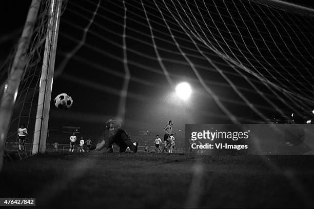 Ruud Geels of the Netherlands scores a goal during the world cup qualifier match between the Netherlands and Iceland on august 31,1977 at De Goffert...
