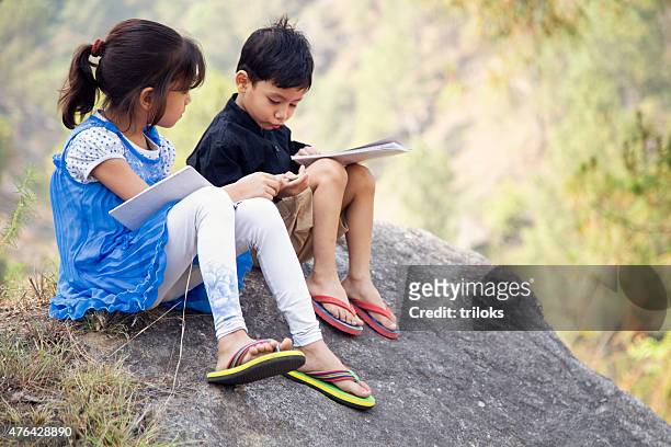sister teaching to her brother - pakistani boys stockfoto's en -beelden