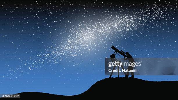 illustrations, cliparts, dessins animés et icônes de remarques de l'astronomie - homme et longue vue