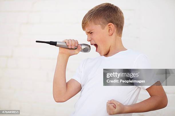 singen mit überzeugung - child singing stock-fotos und bilder