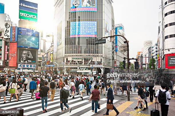 天気のよい日に渋谷 - 交差 ストックフォトと画像