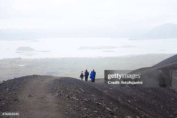 menschen gehen auf hverfell-krater - fotofojanini stock-fotos und bilder