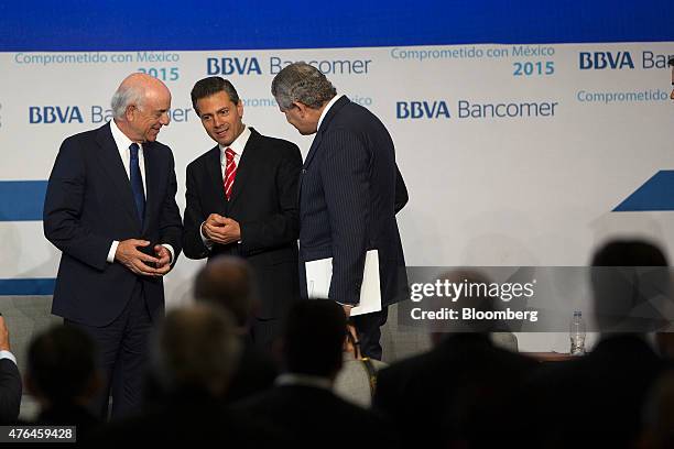 Enrique Pena Nieto, Mexico's president, center, speaks with Francisco Gonzalez, chairman of Banco Bilbao Vizcaya Argentaria SA , left, and Luis...