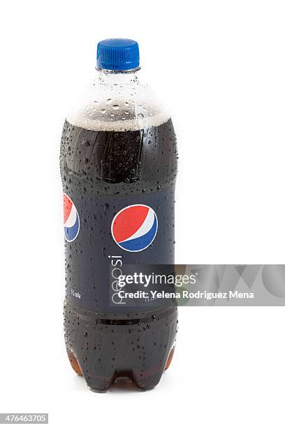 kalte pepsi cola auf einem weißen hintergrund. - liter stock-fotos und bilder